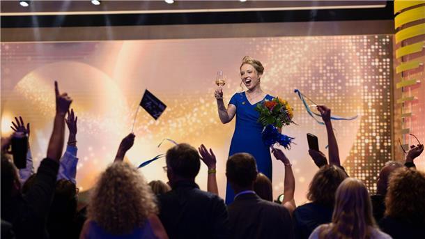 Die neue deutsche Weinmajestät, Anna Zenz, wird von Fans gefeiert. 