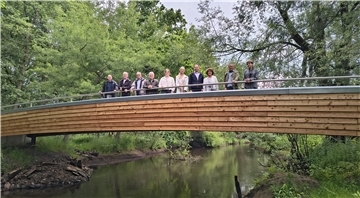 Die neue Fußgängerbrücke über die Oste bei Granstedt wurde am Freitag offiziell eingeweiht. Es freuen sich Bauamtsleiter Jan Postels (von links), Samtgemeindebürgermeister Gerhard Kahrs, Ehrenbürgermeister Reinhard Aufdemkamp, Gemeindebürgermeister Bernd Schleßelmann, Esther Burfeind (Bauamt), Christiane Unruh (ARL), Jan Pape, Regina Augustin (Bauamt), Marcel Bonse und Christiane Sell-Greiser (beide LEADER). 