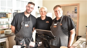 Andre Braun, Maike Fegebank und Dominic Haustedt hinter der Kasse