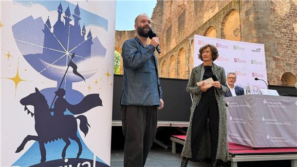 Die neue Intendantin Elke Hesse (rechts) und ihr Stellvertreter Michael Schachermaier stellen das Programm für die nächste Festspielsaison in Bad Hersfeld vor.