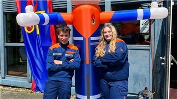 Zwei junge Leute in der Uniform der Jugendfeuerwehr