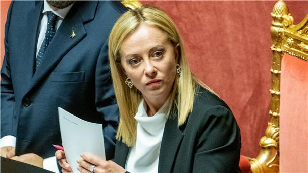 Die neue Ministerpräsidentin Giorgia Meloni ist Parteichefin der rechtsradikalen Fratelli d’Italia - in deren Parteiwappen eine Flamme lodert, die an das Grab Mussolinis erinnert.