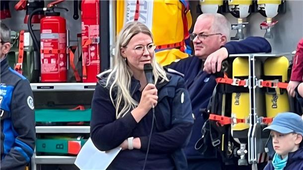 So lief der Tag der offenen Tür bei der Feuerwehr Nordenham Frau mit Mikrofon in der Hand