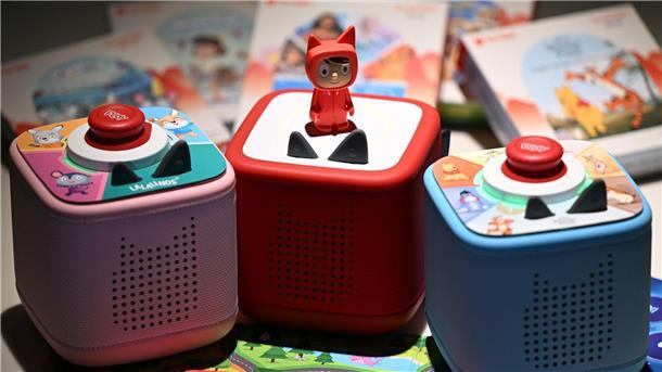 Kinder bestimmen Geschichten mit Die neue Toniebox kann zum Beispiel auch Quizfragen stellen.