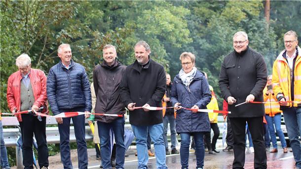 Die neue Wörpebrücke wird freigegeben: Landrat Marco Prietz (Zweiter von rechts), setzt die Schere an und gibt die Brücke offiziell frei. Begleitet wird er dabei (von links) von Traugott Riedesel, Bernd Petersen, Torsten Lühring, Oliver Moje, Hella Rosenbrock sowie Frank Jürgens.
