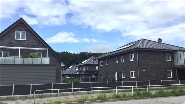 Zäune rund um Neubauten gezogen