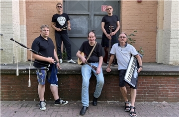 Die neue Zusammensetzung der Celtic Rock Band Callanish: Tobias Vollmer (von hinten links), Jürgen Tschimmel, Sven Altenbeck, Michael Sgryska und Rickmer Claassen.