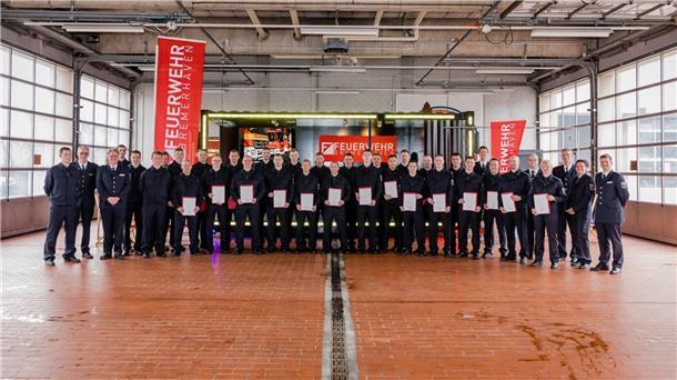 Die Neueinstellungen, die Ernannten, der Personalrat der Feuerwehr und Führungskräfte der Feuerwehr Bremerhaven auf einem gemeinsamen Gruppenfoto im Nachgang der Veranstaltung.