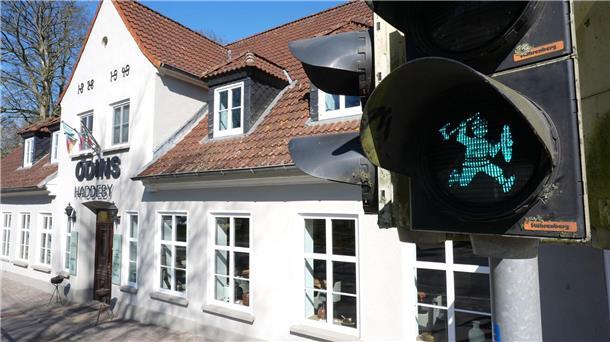 Die neuen Ampelmännchen passen zum Wikingerdorf Haithabu.