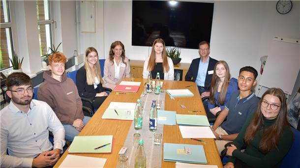Die neuen Auszubildenden während einer Besprechung mit der Amtsleitung im Finanzamt Nordenham (von links): Cedric Blohm, Niklas Keiser, Nadja Migdal, Ausbildungsleiterin Pia-Charlotte Holthaus, Ines Ostendorf, Finanzamtsleiter Malte Niewerth, Lena Amelie Vöge, Diar Samara und Samira Meinen.