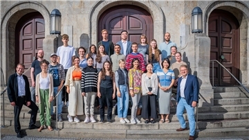 Die neuen Ensemblemitglieder am Bremerhavener Stadttheater. Gemeralmusikdirektor Marc Niemann und Intendant Lars Tietje (links und rechts außen) begrüßen die Mitarbeiter. 