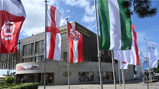 Die neuen Flaggen vor dem Deutschen Auswandererhaus.