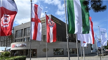 Die neuen Flaggen vor dem Deutschen Auswandererhaus.