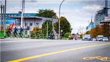 Die neuen, gelben Markierungen auf der Kennedybrücke sollen für mehr Sicherheit sorgen, stiften aber Verwirrung. Nachbessern wird die Stadt aber nicht.