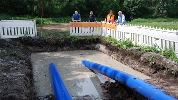 Die neuen Leitungen werden unterirdisch vorangetrieben. Vom Fortgang der Arbeiten rund ums Wasserwerk Bederkesa überzeugen sich (von links): Rohrnetzmeister Stefan Thiele, technischer Leiter Nils Richter, Bauleiter Ralf Bergmeier und Wasserwerk-Geschäftsführer Marcus Mende. Foto Schoener