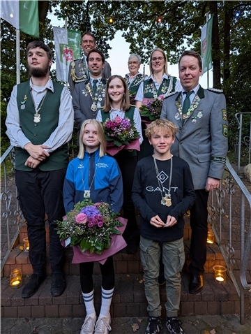 Die neuen Majestäten der Schützenvereinigung Oste-Mehe-Ring freuen sich über ihre Königstitel. 