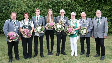 Die neuen Majestäten des Oste-Hamme-Rings mit dem Ring-Königspaar Dennis Gerdel und Bianca Burfeind. 