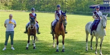 Die neuen Majestäten des Reitvereins Sandbostel: (von links) Drahteselkönig Kenneth Hinck, Jugendkönigin Emilie Höft, Kinderkönigin Lina-Sophie Zierke und Reiterkönigin Rieke Schlesselmann.