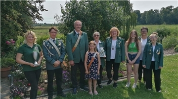 Die neuen Majestäten des Schützenvereins Hahnenknoop (von links): Nina Gramsch (Pokalgewinnerin), Moritz Reese (Vizekönig), Matthias Littmann (König), Mila Schlemermeyer (Kinderkönigin), Erika Winter (Königin), Sonja Fangmann (Vizekönigin), Nele Rohen (Jugendkönigin), Barbara Päsch (Vereinsvorsitzende) und Sabine Berends (Vereinsvorstand). Es fehlt Leon Minnermann (Jugendvizekönig).