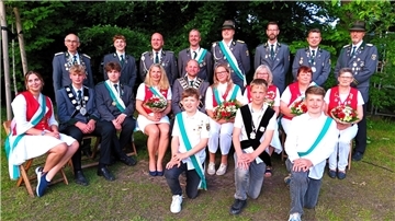 Die neuen Majestäten und ihre Begleiter. Das Elsdorfer Königshaus ist abermals komplett.