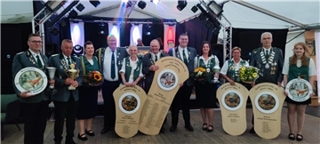 Die Gewinner beim Schützenfest 2025 in Hammelwarden (von links): Julien Schumacher, Michael Meyer, Jenny Ratsch, Jörg Müller, Harte Stickan, Michael Stickan, Lukas Schröder Schumacher, Iris Schumacher, Silvia Meyer, Detlef Schumacher, Sarah Ratsch