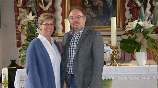 Das Bild zeigt das Pastoreneherpaar Arnhild Bösemann und Torsten Nolting-Bösemann.