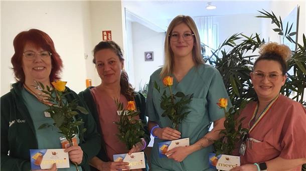 Darum erhalten die Azubis der Helios-Klinik Wesermarsch jetzt mehr Unterstützung Vier Frauen stehen nebeneinander. Sie halten je eine Rose sowie Pralinen in den Händen.