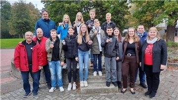 Die neuen Schulbusbegleiter am Gymnasium Brake mit (von links) Hartmut Köhler (VBW), André Gieschen (Allerbus), Andreas Jung (VBW), Mandy Henkel (projektbetreuende Lehrerin), Sebastian Jacobs (VBW) und Schulleiterin Silvia Warns.