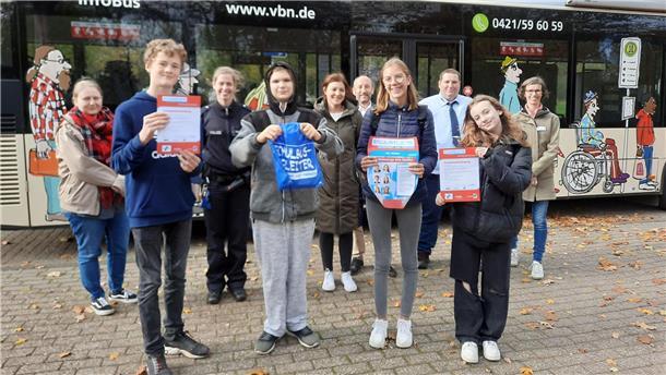 Die neuen Schulbusbegleiter an der IGS Brake (von links) mit Kim Grunwald (Sozialpädagogin IGS), Swantje Eisenhauer (Polizei Brake), Anna Motzek (Didaktische Leitung IGS), Ulf Kesting (Landkreis Wesermarsch), Sebastian Jacobs (VBW) und Veronika Schlierf (VBN).