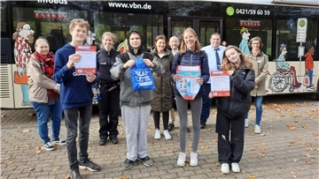 Die neuen Schulbusbegleiter an der IGS Brake (von links) mit Kim Grunwald (Sozialpädagogin IGS), Swantje Eisenhauer (Polizei Brake), Anna Motzek (Didaktische Leitung IGS), Ulf Kesting (Landkreis Wesermarsch), Sebastian Jacobs (VBW) und Veronika Schlierf (VBN).