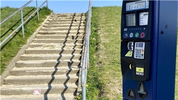 Die neuen Strandeintrittsautomaten an den Strandübergängen ermöglichen die bargeldlose Bezahlung des Strandeintritts. Sie sind an vielen stärker frequentierten Strandzugängen in Sahlenburg, Duhnen, Döse und Altenbruch zu finden.