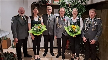 Die neuen Vizemajestäten des Schützenvereins Iseler und Umgegend freuen sich über ihre Titel.