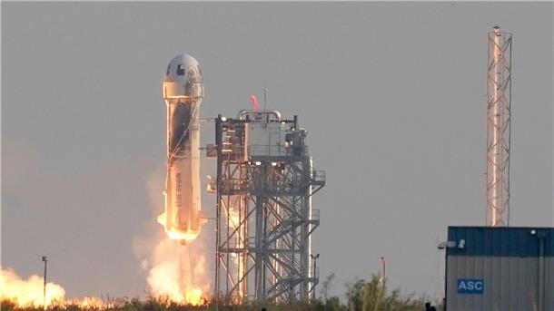 Amazon-Gründer Bezos schickt weitere sechs Menschen ins All Die „New-Shepard“-Rakete von Blue Origin startet vom US-Bundesstaat Texas aus ihren Kurz-Ausflug ins Weltall (Archivbild).