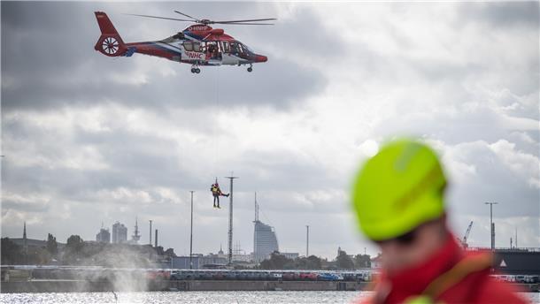 Helikopter schweb über Hafenbecken