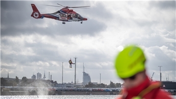 Helikopter schweb über Hafenbecken