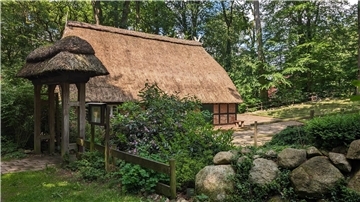 Reetdachhaus im Grünen. Die Niederdeutsche Bühne lädt am 20. Juli zum Tag der offenen Tür auf die Waldbühne im Königshof ein. Bereits am Vormittag rollt der farbenfrohe Jeepney-Kindergottesdienst der FeG Sittensen auf die Bühne.