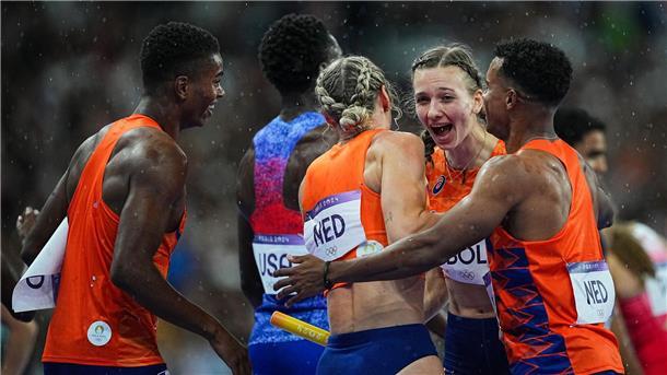Die niederländische Mixed-Staffel feiert den Sieg über 4x400 Meter