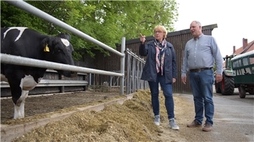 Die Niedersächsische Landwirtschaftsministerin Barbara Otte-Kinast (CDU) ließ sich von Landwirt Dirk Tramsen seine norddeutschen Niederungsrinder auf dem Hof in Spieka-Neufeld zeigen.