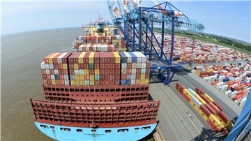 Die norddeutsche Hafenfusion würde nicht nur den größten Containerverbund Europas schaffen. Der Riese würde sogar beim Zukunftsthema Nachhaltigkeit gegenüber der Konkurrenz die Nase vorn haben.