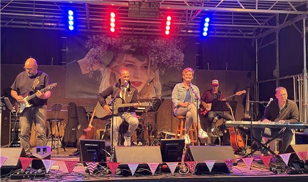 Die Nordenhamer Band 3T4Coffee lieferte die passende Musik für einen chilligen Abend im Friedeburgpark.