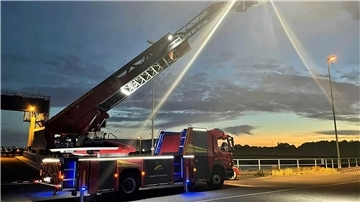 Die Nordenhamer Feuerwehr leuchtete am Donnerstagabend vom RoRo-Anleger auf dem Airbus-Gelände die Weser aus.