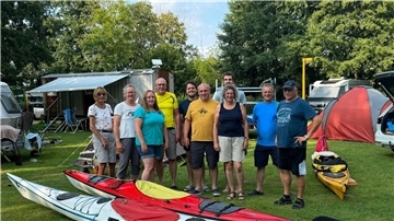 Gruppe mit Kajaks im Vordergrund