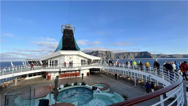 Die norwegischen Berge als Hintergrundkulisse. Hier kann man es am Heck der "Artania" sehr gut aushalten.
