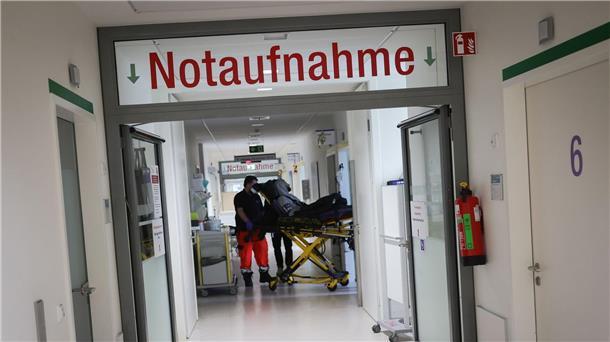 Überfüllte Notaufnahmen: Notfall-Reform von Lauterbach Die Notaufnahmen sollen künftig in neuen Integrierten Notfallzentren aufgehen. Pro 400.000 Einwohnerinnen und Einwohner soll es laut Gesundheitsminister Lauterbach ein Zentrum geben.