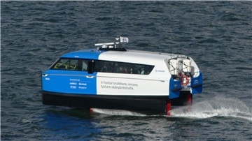 Ein Fahrboot ist auf einem Gewässer unterwegs. 