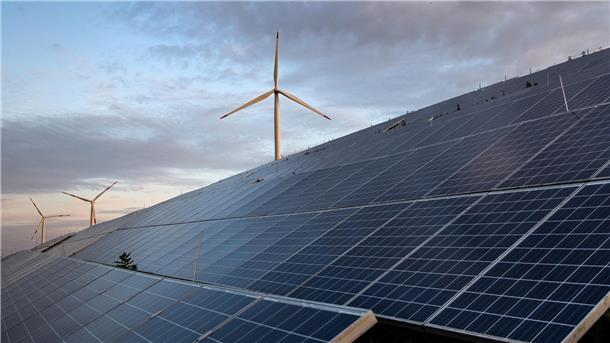 Die Nutzung von Wind- und Sonnenstrom sowie Erdwärme dient dem Klimaschutz, macht unabhängig von fossilen Energieträgern und trägt den Zielen der Energiewende Rechnung. In diesem Jahr lässt der Kreis drei große Solaranlagen installieren.