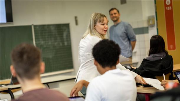 Lehrer für einen Tag - gute Idee gegen Personalmangel? Die Oberstufenschülerin Gina Marie Wiethege spielt im Rahmen des Projekts Rollenwechsel einen Tag lang Lehrer.