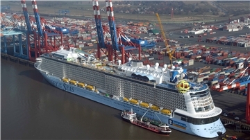 Die „Odyssey of the Seas“ liegt seit Mittwoch am Containerterminal in Bremerhaven.
