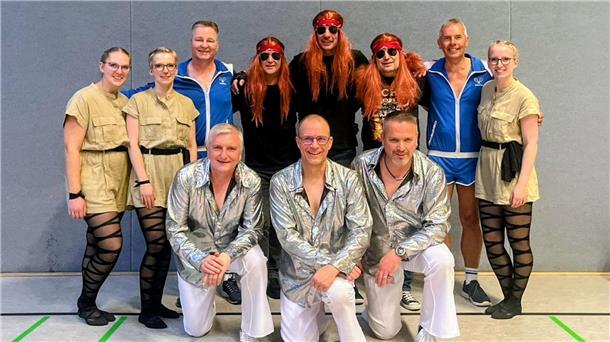 Die Oeser Männertanzgruppe „Black Mambas“ und ihre drei Trainerinnen suchen Verstärkung. Wer bei der gut gelaunten Gruppe mitmachen möchte, darf sich gerne melden. 