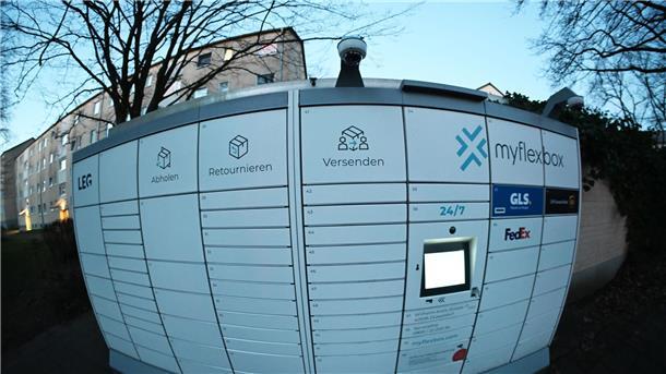 Die österreichische Firma myflexbox betreibt Automaten, in denen Paketfirmen ihre Sendungen zwischenlagern können. Auch myflexbox will stark expandieren.